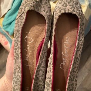 Gray and black tom’s ballet flats. In good condition. Worn a few times.